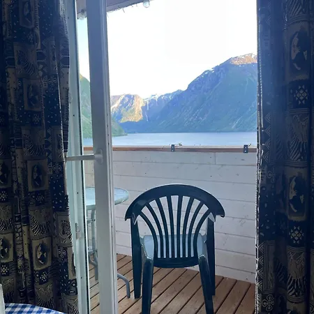 Iris Vedal Camping Nauste